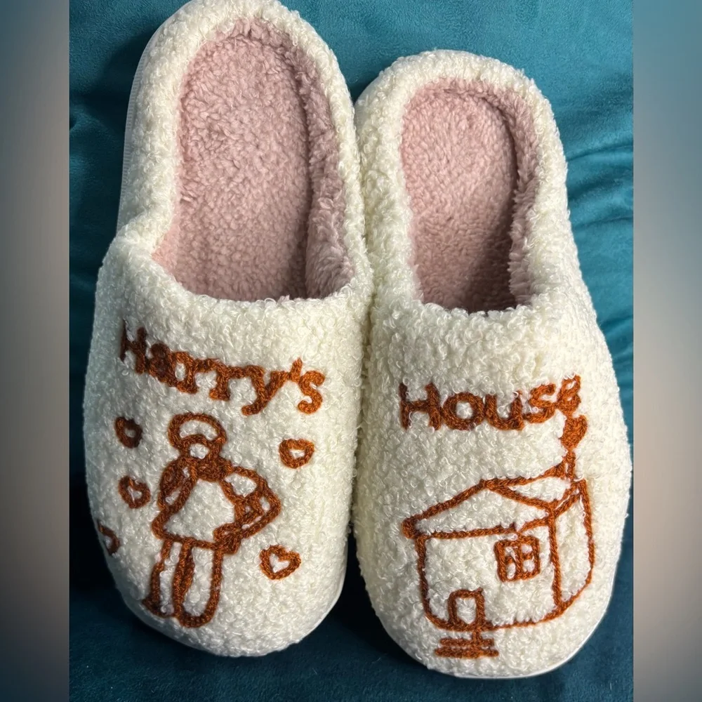 Home Alone Youth Cozy Cream Slippers with Brown Embroidery-Size 4-5